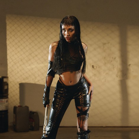 María Becerra se coloca el mono de trabajar y se pone en ‘Automático’ en su nuevo videoclip