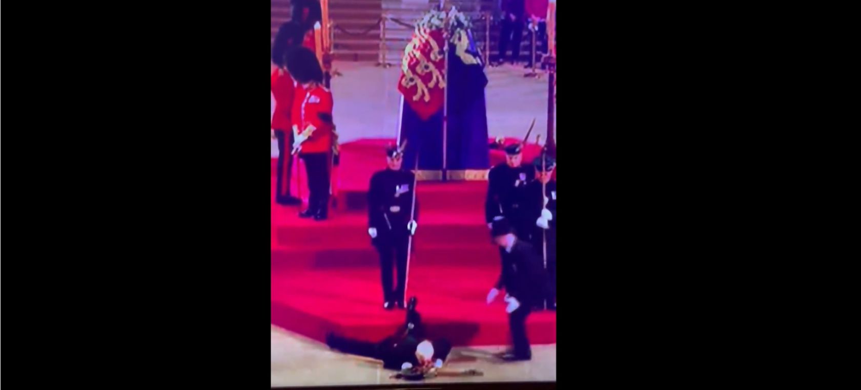 Un guardia real se desploma cuando custodiaba el féretro de la Reina Isabel II de Inglaterra