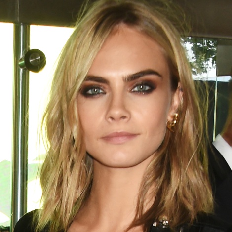 Aumenta la preocupación por el estado de salud de Cara Delevingne: Margot Robbie sale llorando de su casa