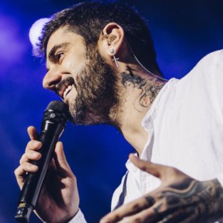 Melendi sube al escenario a su hija Lola para cantar su primera composición