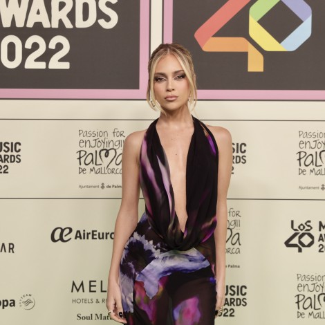 Ana Mena destaca con el escotazo de su vestido en la Cena de Nominados de LOS40 Music Awards 2022
