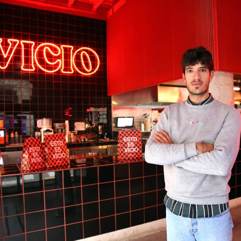 Aleix Puig (‘MasterChef 7’) abre su primer flagship de VICIO con la influencer Jessica Goicoechea como imagen