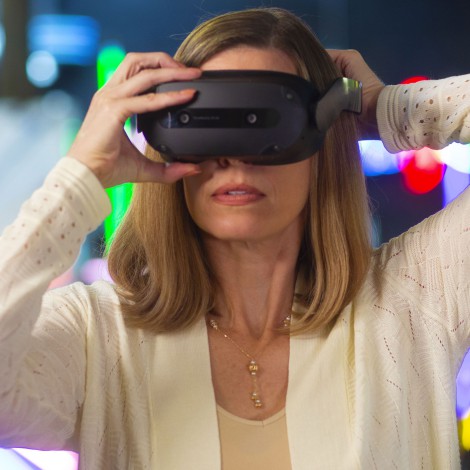 La familia de la realidad virtual crece con Lenovo ThinkReality VRX