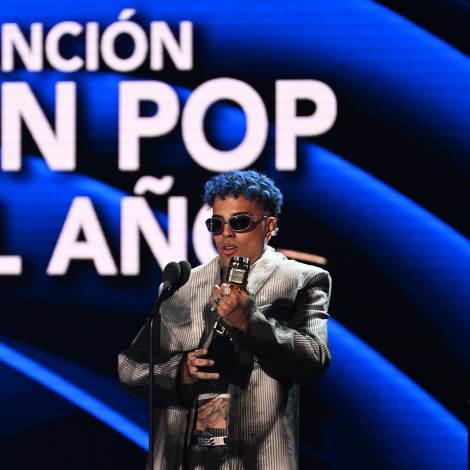 Rauw Alejandro sorprende en los Premios Billboard de la Música Latina 2022 con su look saturniano