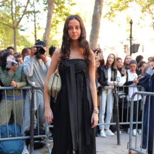 Victoria Federica triunfa con un look total black muy arriesgado en la Paris Fashion Week