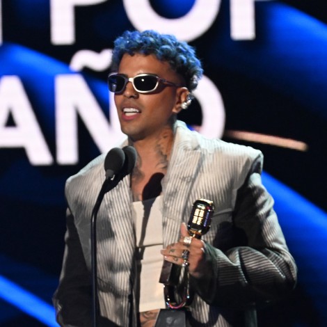 Rauw Alejandro regala su Latin Billboard por ‘Todo de Ti’ a una fan: “La música no necesita ningún premio”