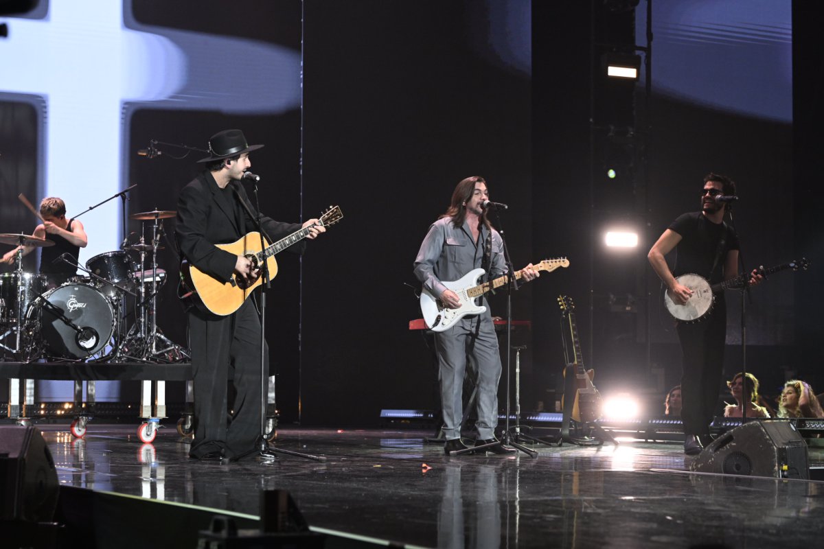 Morat y Juanes, durante su actuación en LOS40 Music Awards 2022