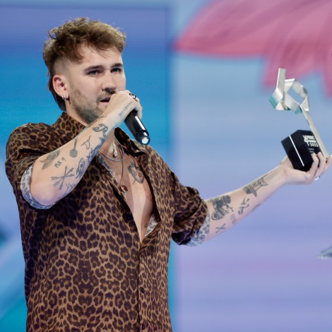 Dani Fernández no ha podido evitar las lágrimas al recibir su premio como mejor artista en LOS40 Music Awards