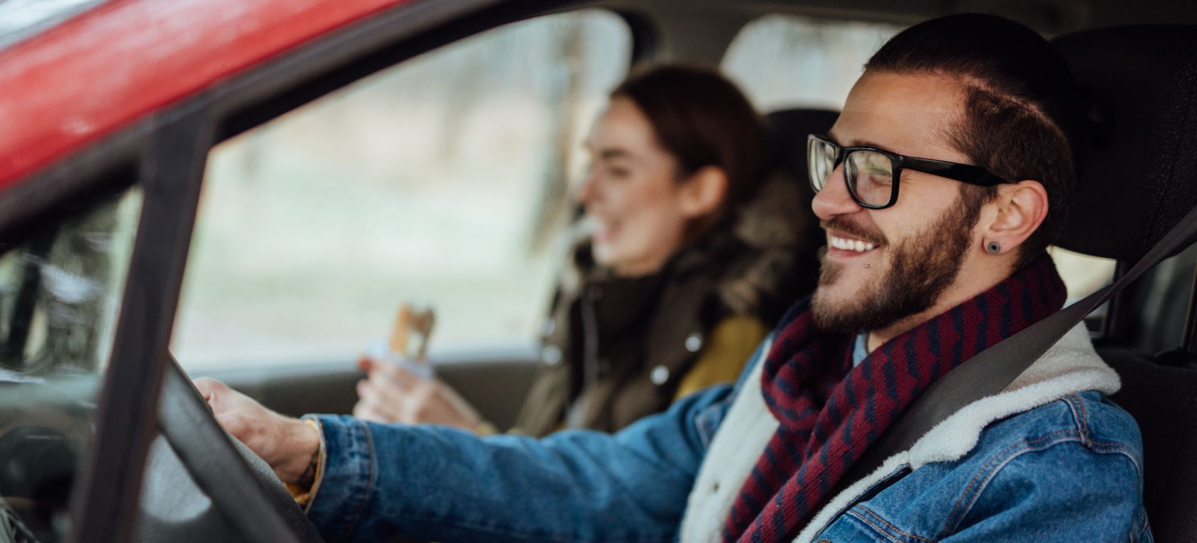 Los avisos de la DGT a quien use lentillas, gafas o abrigo mientras conduce antes de multarles