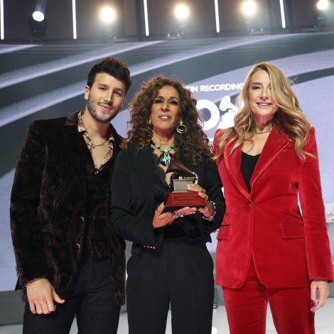 Sebastián Yatra le entrega un Premio Grammy Latino a la Excelencia Musical a Rosario Flores