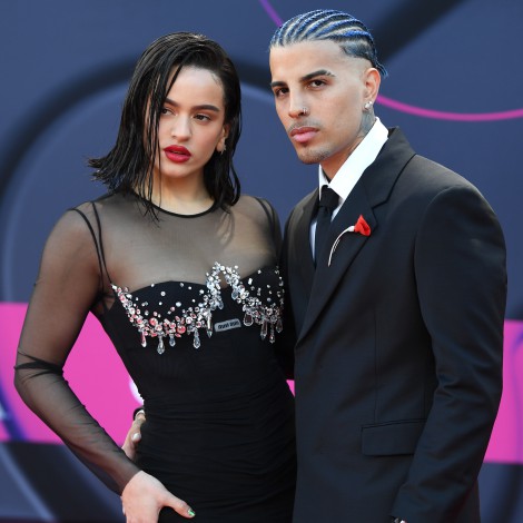 La alfombra roja de los Premios Grammy Latinos 2022 se llenó de parejas como la de Rosalía y Rauw Alejandro