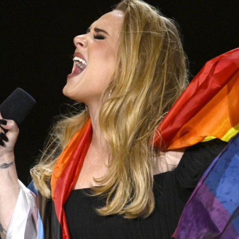 Adele desaparece (literalmente) del escenario y el vídeo se viraliza en las redes