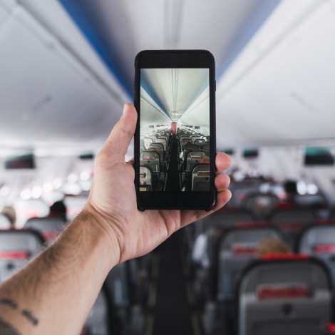 Adiós a apagar el teléfono en el avión: La UE permitirá estar conectado a Internet en vuelo