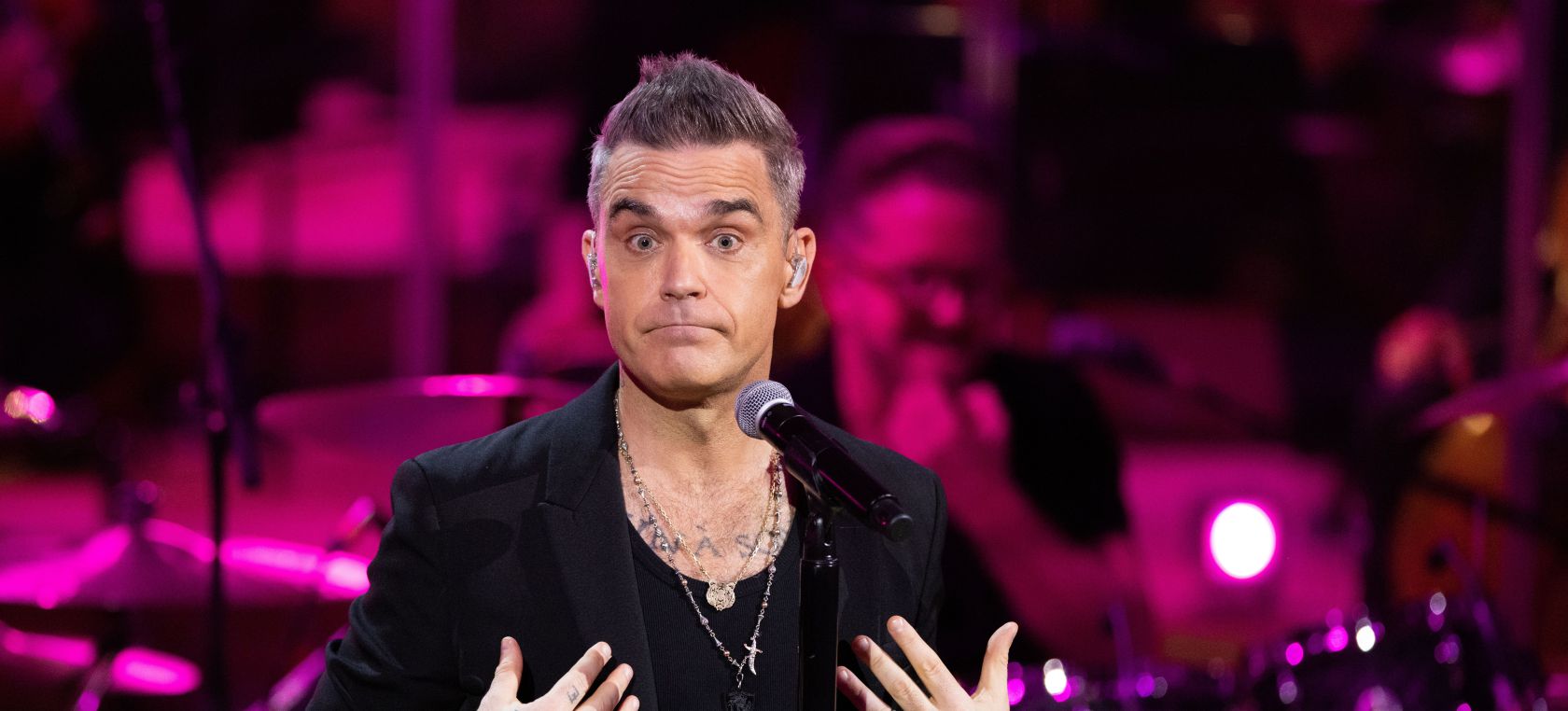 Robbie Williams vuelve a lucir los slips de tigre de ‘Rock DJ’ después de 22 años