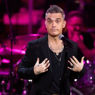 Robbie Williams vuelve a lucir los slips de tigre de Rock DJ después de 22 años
