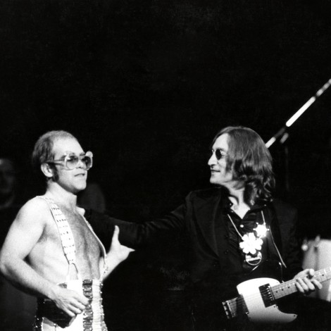 La última gran actuación de John Lennon en un escenario fue por una apuesta con Elton John