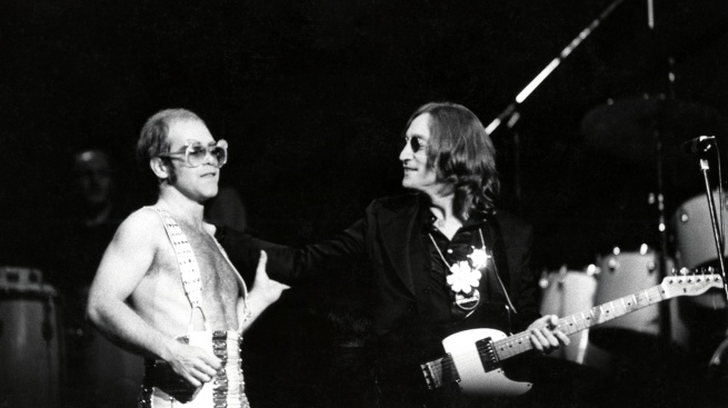 La última actuación John Lennon tras perder una apuesta durante su romance relámpago con Elton John