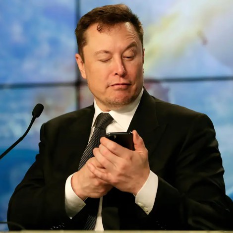 Elon Musk amenaza con crear su propio smartphone