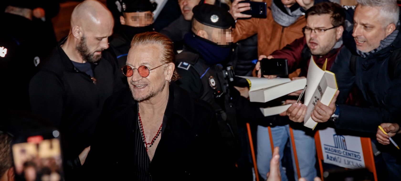 Bono, líder de U2, aparece por sorpresa en una librería del barrio madrileño de Malasaña