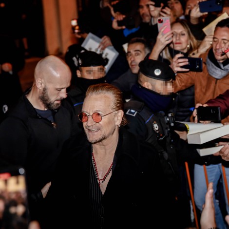 Bono, líder de U2, aparece por sorpresa en una librería del barrio madrileño de Malasaña