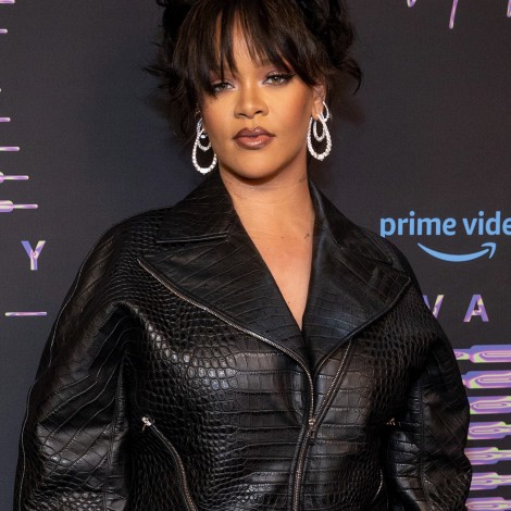 Rihanna enseña por primera vez a su bebé para robarle la exclusiva a los paparazzi