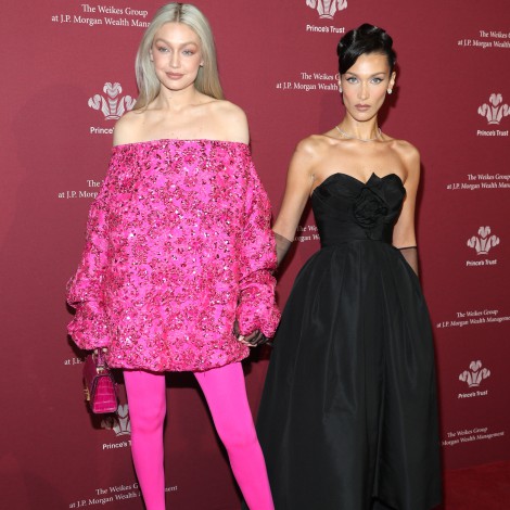 Gigi y Bella Hadid se desnudan (literalmente) para la nueva campaña de Versace