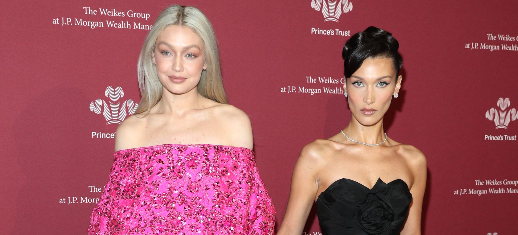 Gigi y Bella Hadid se desnudan al completo para la nueva campaña de Versace