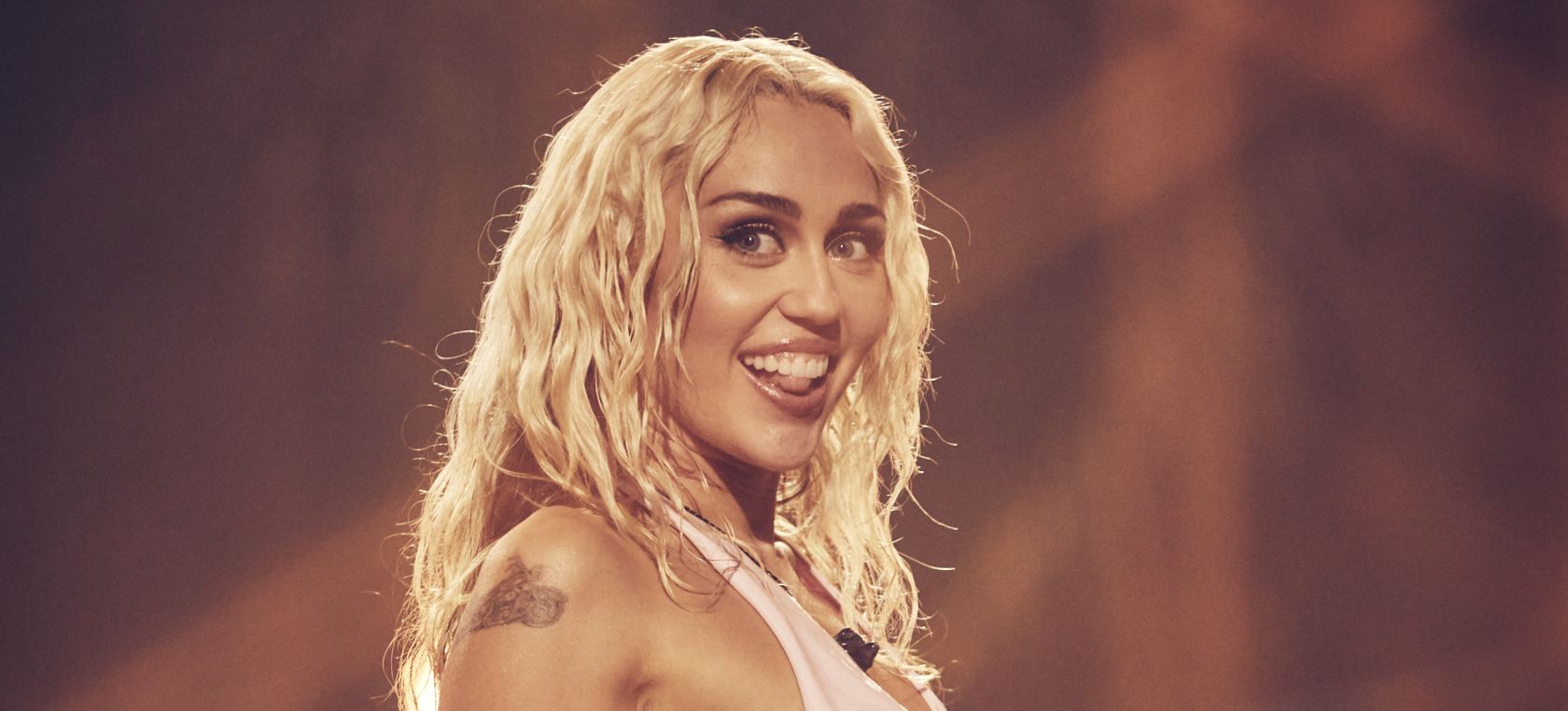 Miley Cyrus se mete en la ducha para adelantarnos un fragmento de ‘Flowers’: su nueva canción