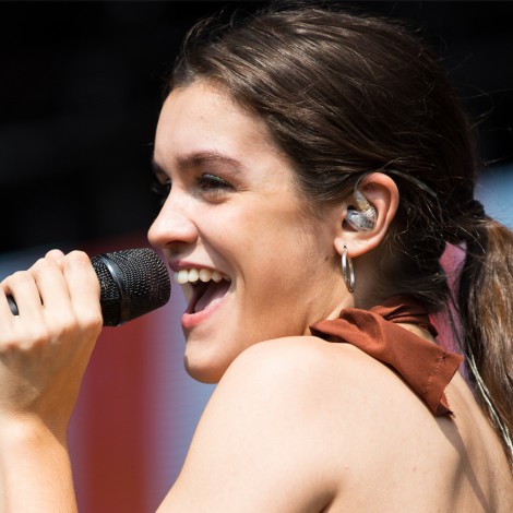 Amaia y Samantha Hudson hacen vibrar La Riviera con 'La canción que no quiero cantarte'