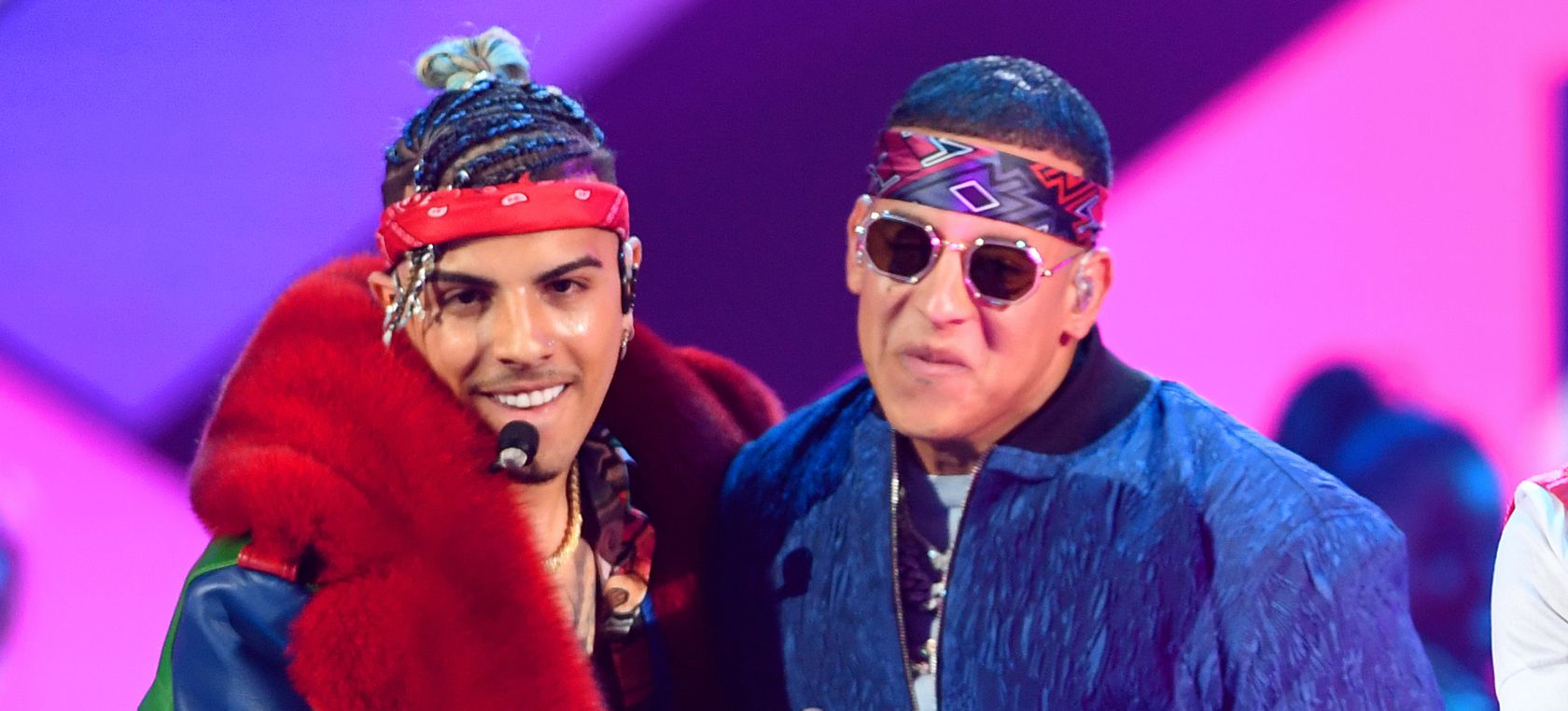 ¡Locura en directo! Rauw Alejandro hace sonar el ‘Track 7’ con Daddy Yankee frente a centenas de fans