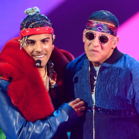 ¡Locura en directo! Rauw Alejandro hace sonar el ‘Track 7’ con Daddy Yankee frente a centenas de fans