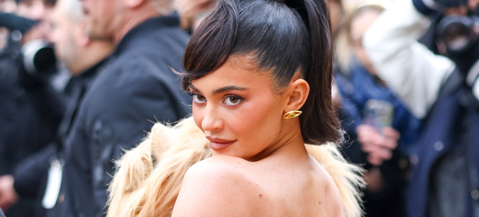 El último vestido de Kylie Jenner genera debate: “Aunque sea fake, es demasiado cruel”