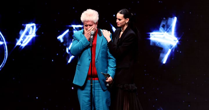 Es demasiado duro”: El emotivo discurso de Pedro Almodóvar en los Premios Feroz 2023 | Cine y Televisión | LOS40