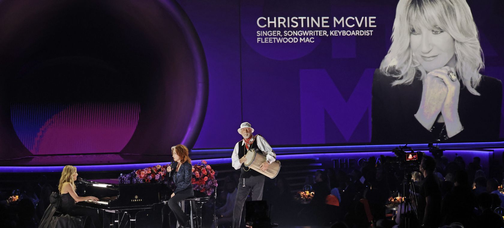 Sheryl Crow, Bonnie Raitt y Mick Fleetwood rinden tributo a Christine McVie en los Grammy 2023