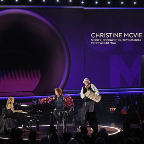 Sheryl Crow, Bonnie Raitt y Mick Fleetwood rinden tributo a Christine McVie en los Grammy 2023
