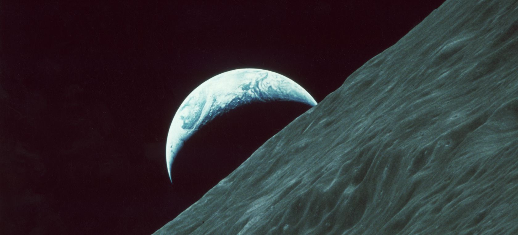 La Tierra, vista desde la superficie lunar.