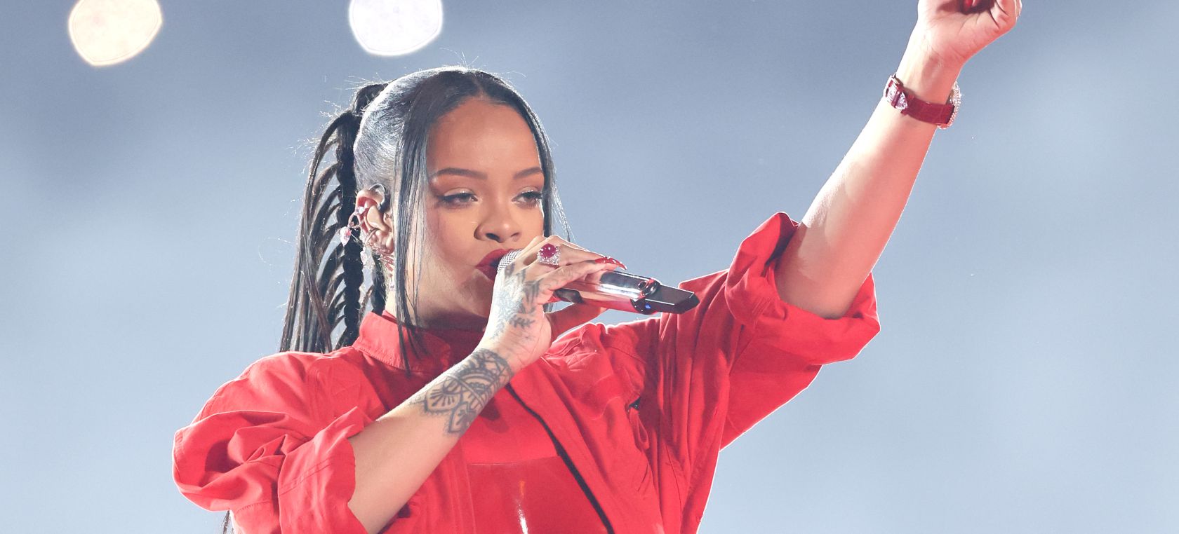 El look de Rihanna en la Super Bowl: estos son los detalles de su original homenaje a la mujer