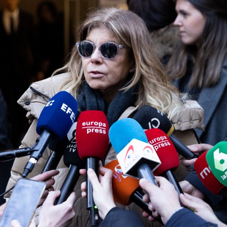 Emotiva despedida de la cantante Jeanette en la capilla ardiente de Carlos Saura