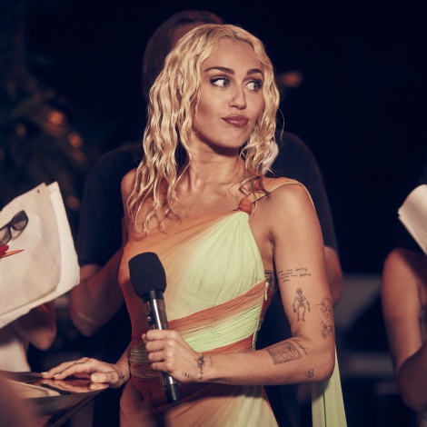 Miley Cyrus celebra el éxito de 'Flowers' lanzando una nueva versión