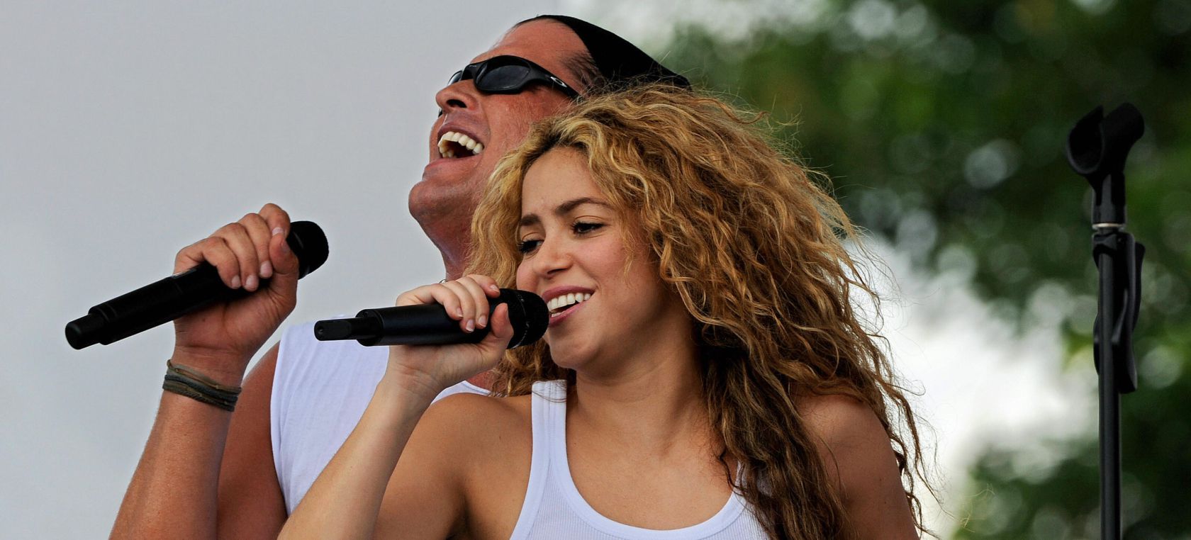 Carlos Vives celebra sus 30 años en la música y sale en defensa de su gran amiga Shakira