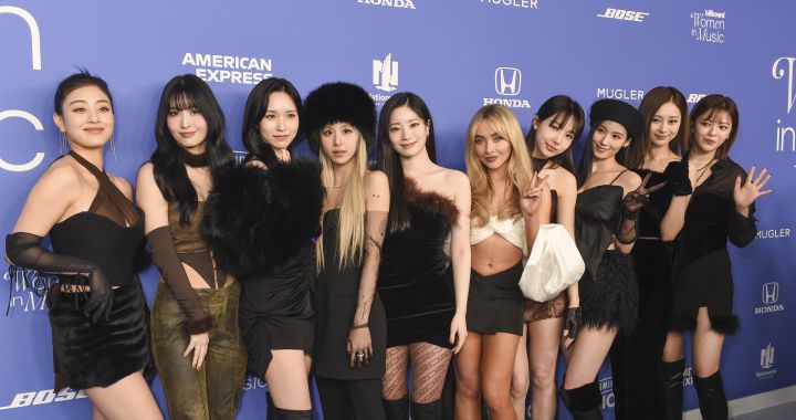 TWICE receives Billboard Music In Women Award from Sabrina Carpenter: “Now I consider myself an ONCE”