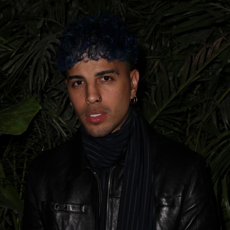 Rauw Alejandro ve doble y se multiplica en el videoclip de ‘Qué rico ch**gamos’