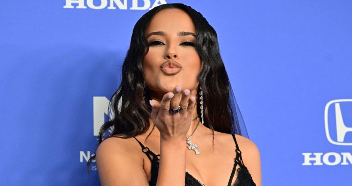 Becky G takes us straight to summer through the hand of Omega and ‘Arranca’: that’s how it sounds