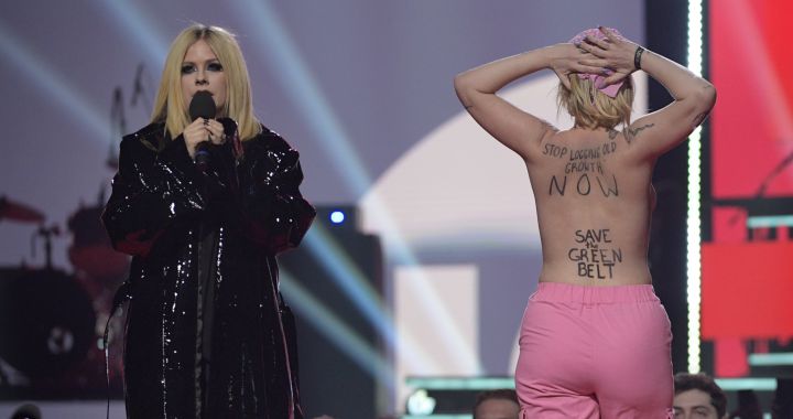 Spontaneous topless outburst during Avril Lavigne's speech at the 2023 JUNO Awards