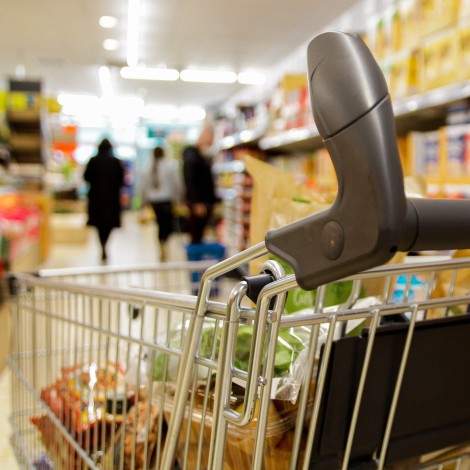 Eroski prepara una cesta de la compra con 1.000 productos rebajados