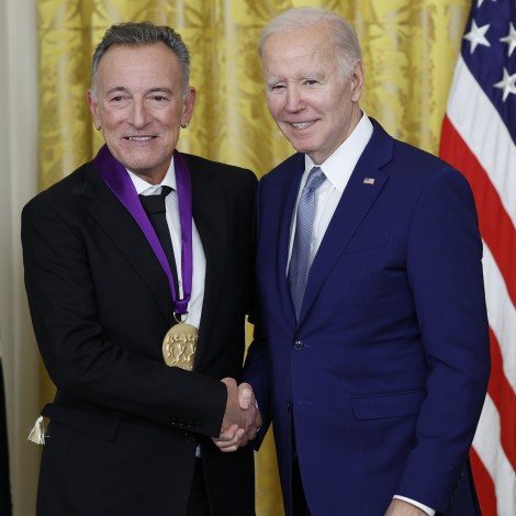 Bruce Springsteen recibe la 'Medalla Nacional de las Artes' de manos de Joe Biden