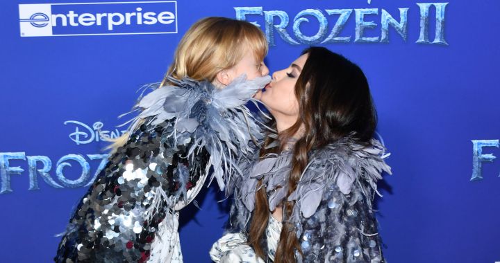 Selena Gomez and her sister Gracie, exceptional spectators of Taylor Swift with a special moment included