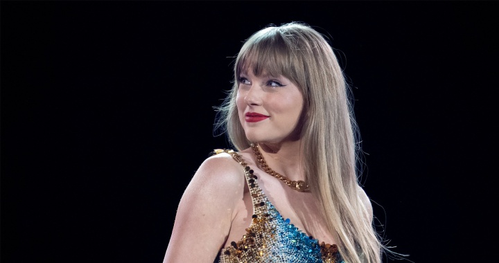 Taylor Swift dresses in green to sing ‘The Lucky One’ and audiences go crazy for it