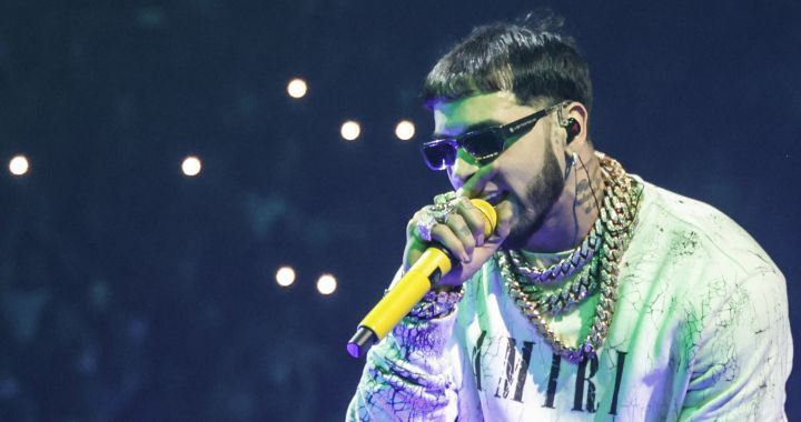Anuel AA posts a photo with his son and clarifies one of his most personal controversies