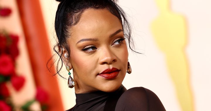 Rihanna, the most followed woman on Twitter surpassing Katy Perry, opts for Justin Bieber, Obama and Elon Musk